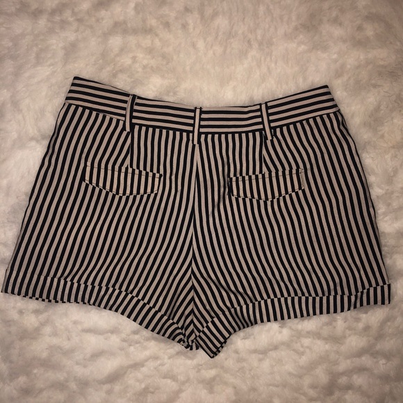 Stripped shorts - Picture 2 of 3
